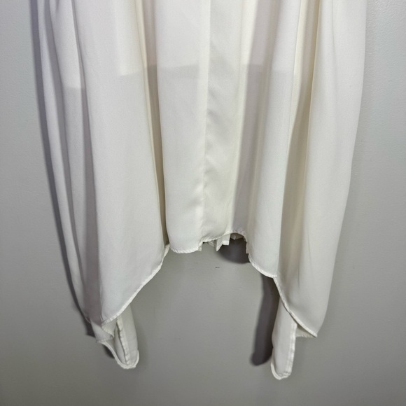 Pennington's White Scoop Neck Pleated Sleeveless Blouse Sharkbite Hem - Picture 7 of 11